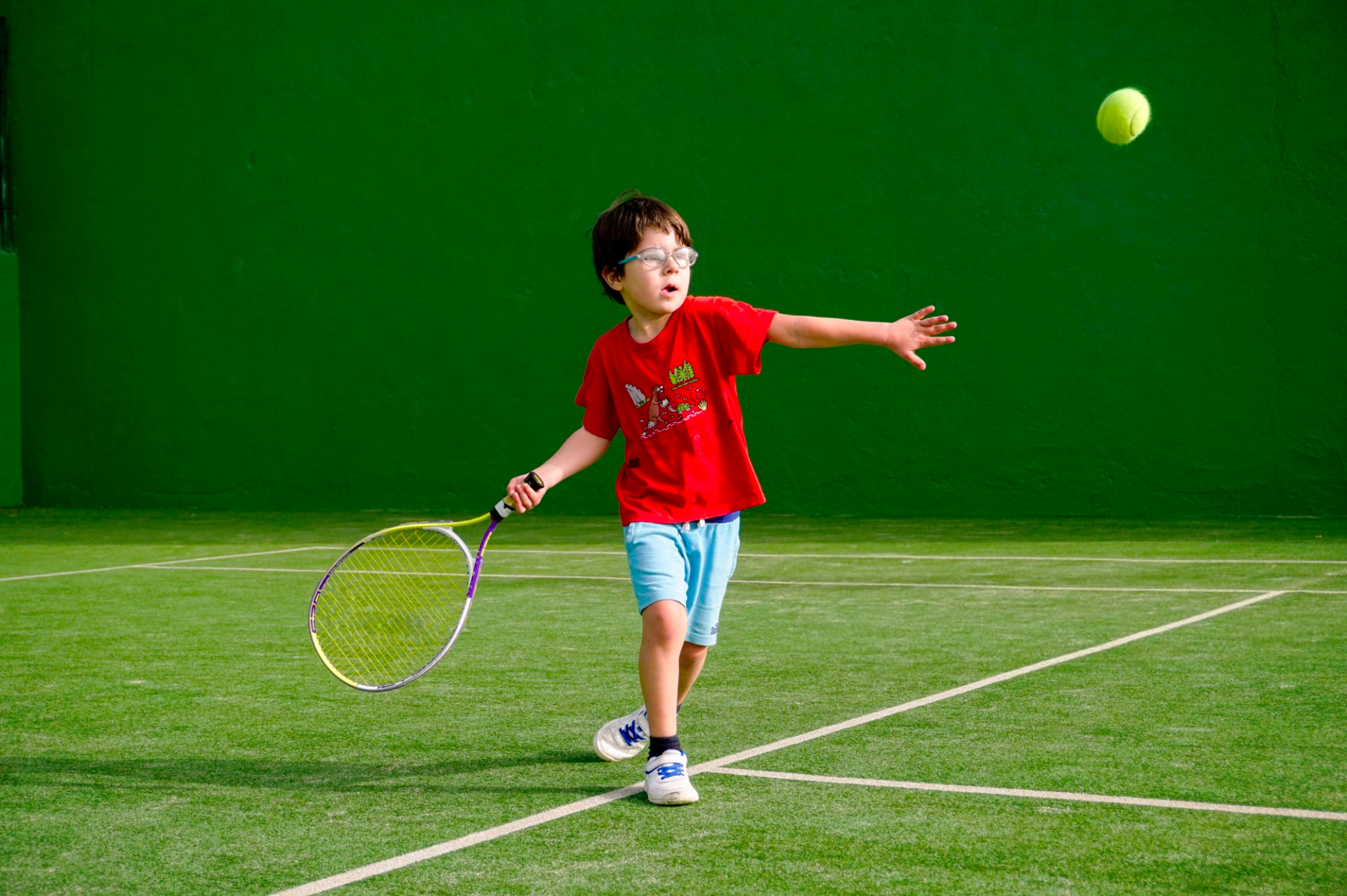 You can play tennis your. Теннис дети. Дети играют в теннис. Мальчик теннис. Маленький теннис.